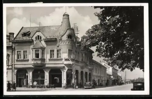 AK Lucenec, Kaviaren Gorzo, Strassenecke mit Turmgebäude