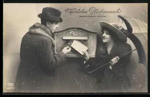 AK Mann und Frau mit Sonnenschirm werfen gleichzeitig Brief in Briefkasten