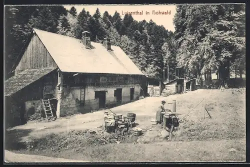 AK Luisenthal in Hohwald, Vue d`une ferme entourée de forêt dense et d`un homme travaillant à l`extérieur