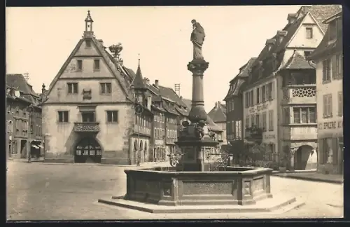 Foto-AK Obernai, Fontaine sur la place centrale avec maisons à colombages