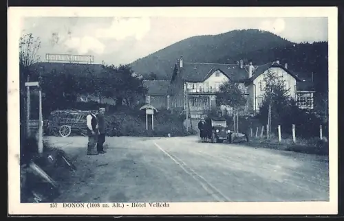 AK Donon, Hôtel Velleda avec voitures et collines en arrière-plan