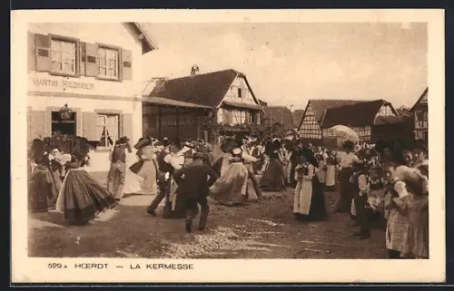 AK Hoerdt, La Kermesse avec danseurs en costumes traditionnels devant les maisons à colombages