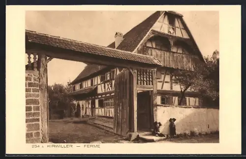 AK Kirwiller, Ferme traditionnelle alsacienne avec enfants devant la porte