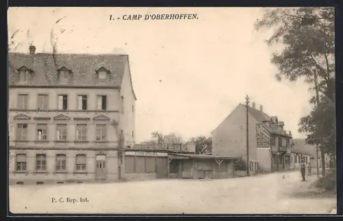 AK Oberhoffen, Camp d`Oberhoffen avec bâtiments et rue adjacente