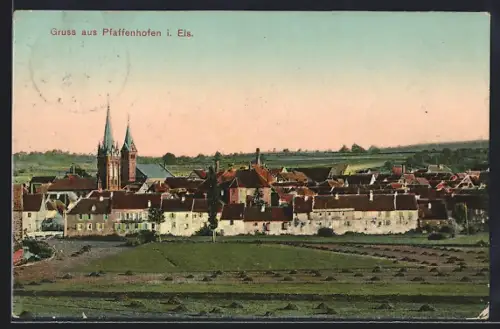 AK Pfaffenhoffen i. Els., Vue sur le village avec l`église et les champs environnants