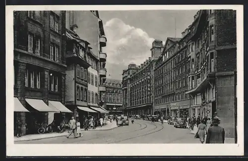 AK Strasbourg, Rue du 19 Juin avec animation urbaine et bâtiments historiques