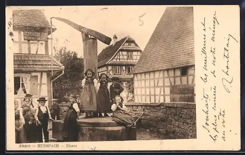 AK Hunspach /Elsass, Enfants en costume traditionnel autour du puits dans le village