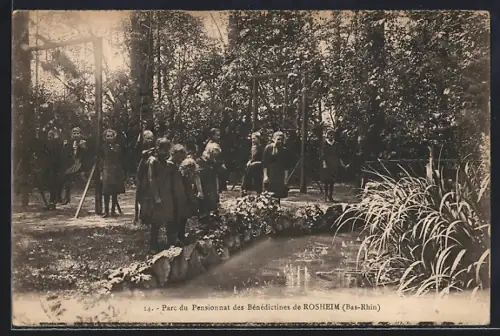 AK Rosheim /Bas-Rhin, Parc du Pensionnat des Bénédictines avec enfants jouant près de l`étang