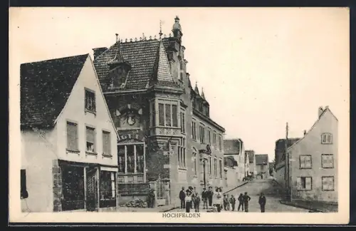 AK Hochfelden, Vue de la rue principale avec bâtiments et passants
