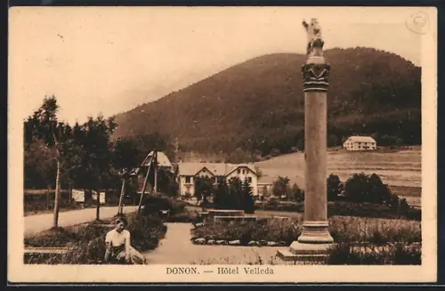 AK Donon, Hôtel Velleda et colonne avec statue devant la montagne