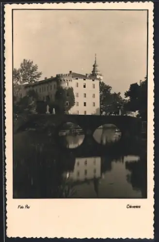 AK Crikvenica, Gebäude, Turm und Bücke vom Wasser aus