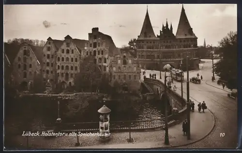 AK Lübeck, Holstentor u. alte Speicherhäuser, Strassenbahn