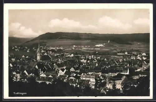 AK Tuttlingen, Stadtansicht mit Kirche und umliegender Landschaft
