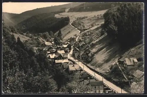 AK Katzhütte /ob. Schwarzatal, Blick auf den Ort im Tal