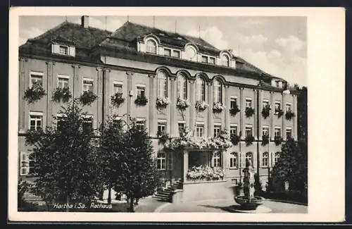 AK Hartha i. Sa., Rathaus mit Brunnen