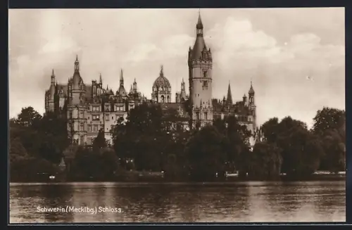 AK Schwerin /Mecklbg., Wasserpartie am Schloss