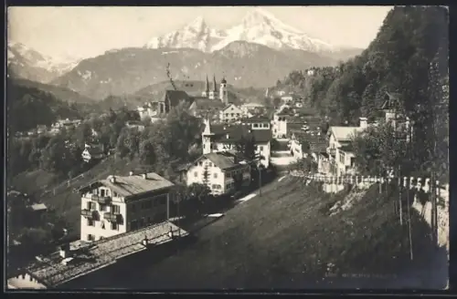 AK Berchtesgaden, Ortsansicht mit Kirche und Watzmann