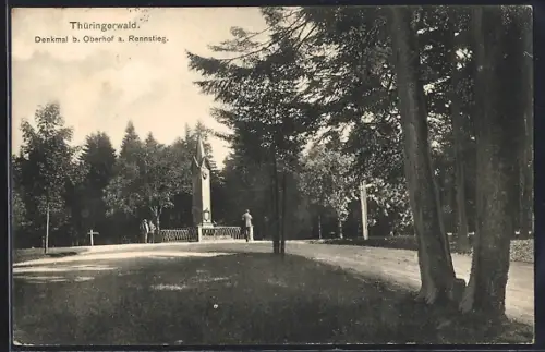 AK Oberhof / Thüringen, Denkmal mit Passanten