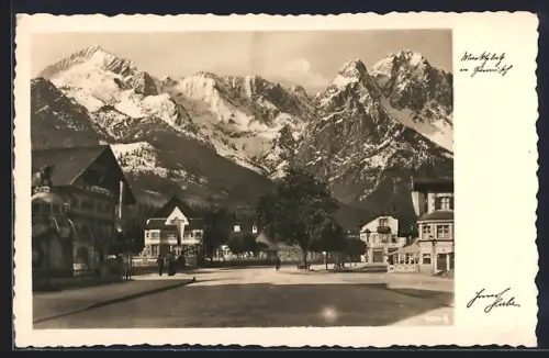 AK Garmisch, Marktplatz mit Bergpanorama