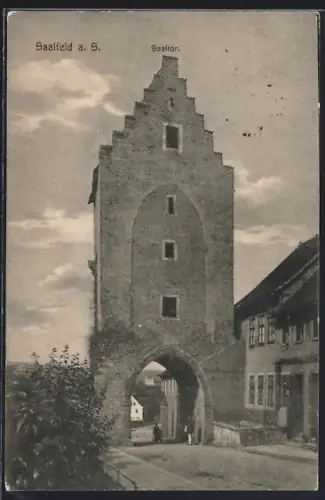 AK Saalfeld a. S., Saaltor mit Strassenpartie