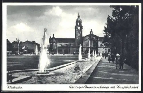 AK Wiesbaden, Reisinger-Brunnen-Anlage mit Hauptbahnhof