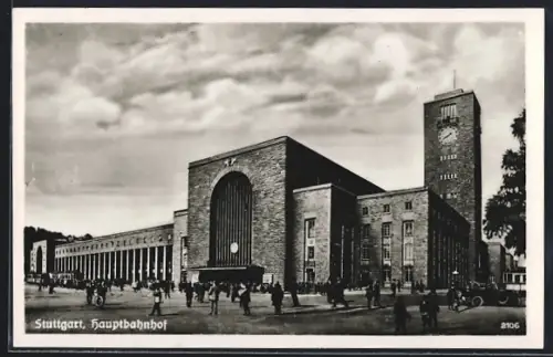 AK Stuttgart, Hauptbahnhof mit Passanten