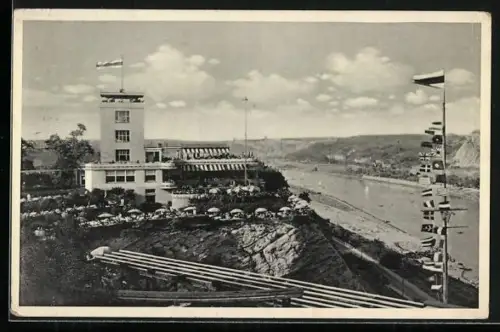 AK Prag / Praha, Gaststätte Barrandov mit Terrasse und Moldaublick, Internationale Flaggen