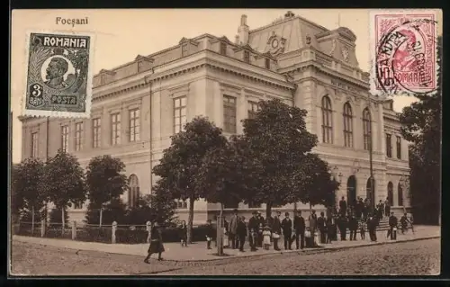 AK Focsani, Partie am Rathaus mit Passanten