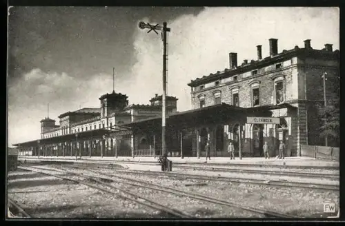 AK Elfringen, Bahnhof mit Schaffnern auf dem Bahnsteig