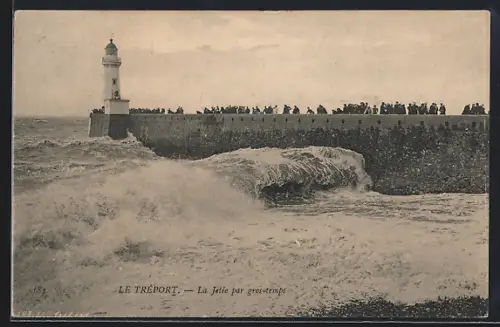 AK Le Tréport, La Jetée par gros temps, Leuchtturm