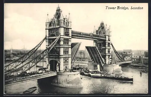 AK London, Ship passing the Tower Bridge