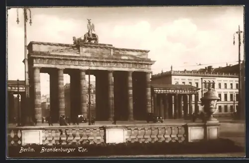 AK Berlin, Brandenburger Tor mit Steinmauer