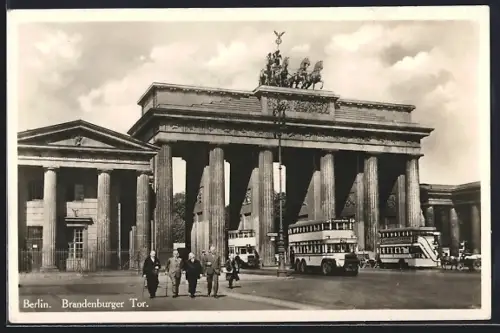 AK Berlin, Brandenburger Tor mit Doppeldecker-Bussen