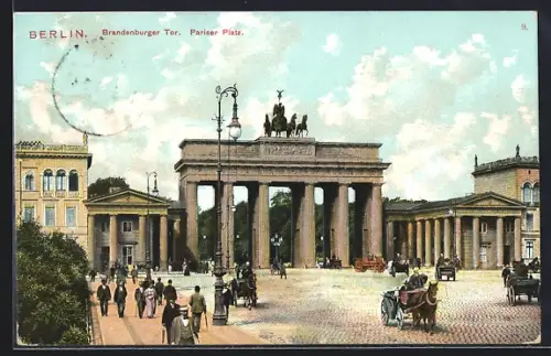 AK Berlin, Kutschenbetrieb auf dem Pariser Platz vor dem Brandenburger Tor