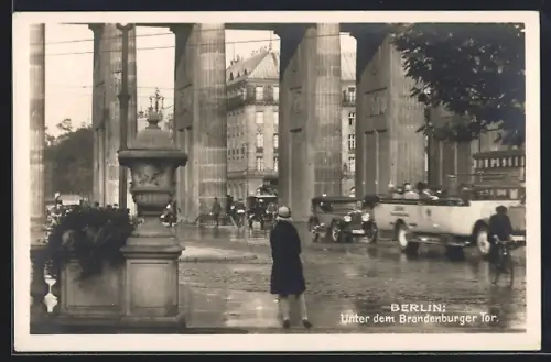 AK Berliner Verkehr unter dem Brandenburger Tor