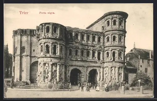 AK Trier, Porta nigra mit Passanten