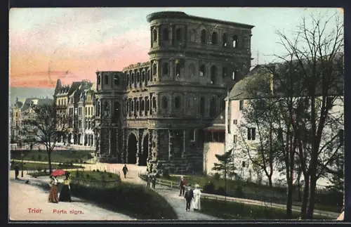 AK Trier, Porta Nigra mit Passanten