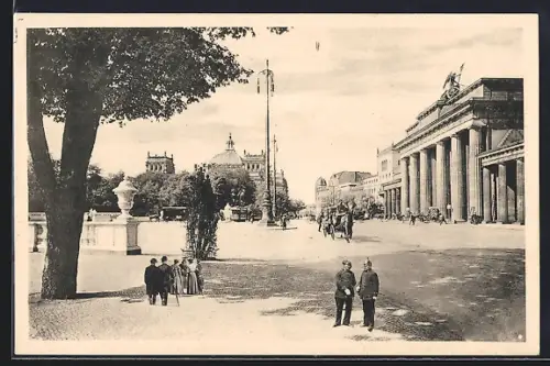 AK Berlin, Strassenpartie am Brandenburger Tor