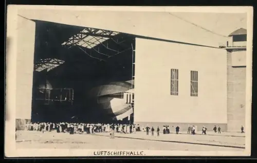 Foto-AK Leipzig, Zwei Luftschiffe in der Luftschiffhalle