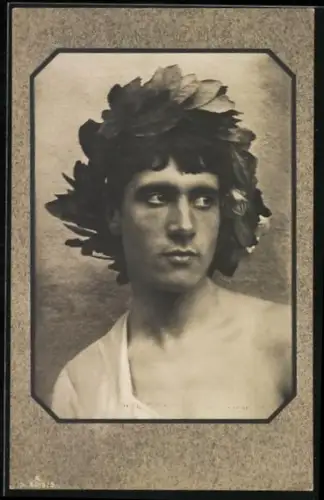AK Wilhelm von Gloeden, Junger italienischer Mann mit Lorbeerkranz