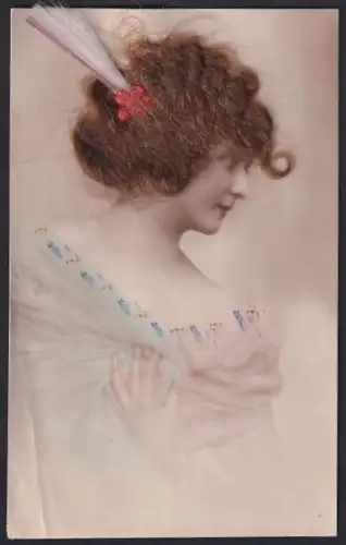 Echt-Haar-AK Elegantes Damenportrait mit braunen Haaren und Federschmuck
