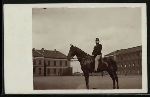 Foto-AK Mödling, Lehrer Langer in Uniform zu Pferd