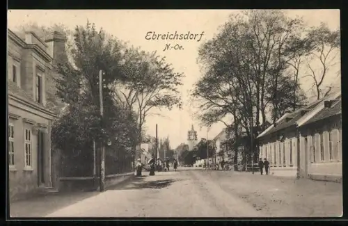 AK Ebreichsdorf /N.-Oe., Strassenpartie mit Passanten