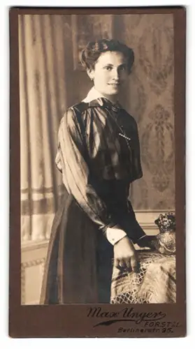 Fotografie Max Unger, Forst i.L., Berlinerstr. 25, Elegante Dame mit gestreifter Bluse