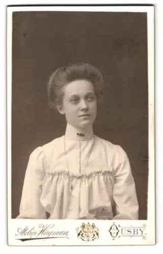 Fotografie Atelier Hayman, Ousby, Porträt einer jungen Frau