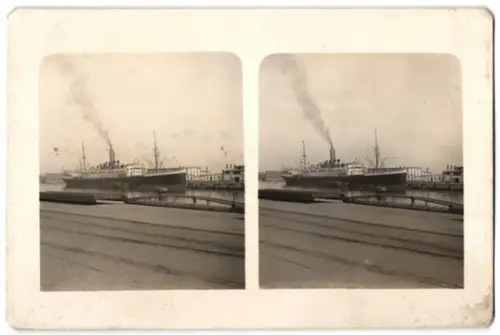 2 Stereo-Fotografien Ansicht Tsingtau, Reichsdampfer Goeben im Hafen und Gouvernementsdienstgebäude