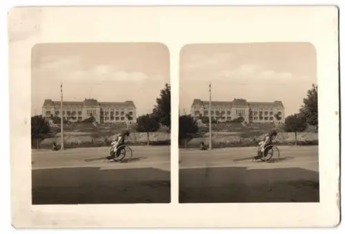 2 Stereo-Fotografien Ansicht Tsingtau, das Gouvernementsdienstgebäude und Reichsdampfer Goeben im Hafen