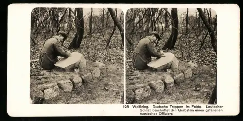 Stereo-Fotografie NPG, deutscher Soldate beshcriftet den Grabstein eines gefallenen russischen Offiziers, Weltkrieg