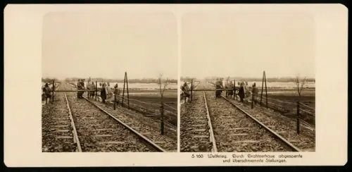 Stereo-Fotografie NPG, K.u.K. Soldaten an einer durch Drahtverhaue abgesperrten u. überschwemmten Stellung