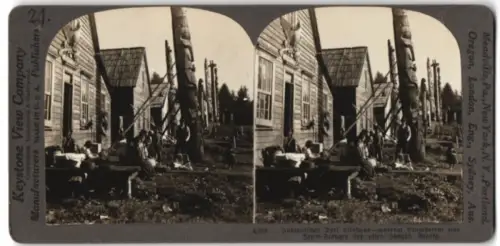 Stereo-Fotografie Keystone View Co., Meadville, indianisches Dorf Klinkwan mit Eingeborenen und Totem Pfahl in Alaska